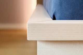 Bett in Esche furniert und lackiert, Kopfteil mit Polsterplatte aus Alcantara Stoff