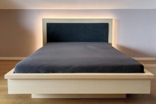 Bett in Esche furniert und lackiert, Kopfteil mit Polsterplatte aus Alcantara Stoff
