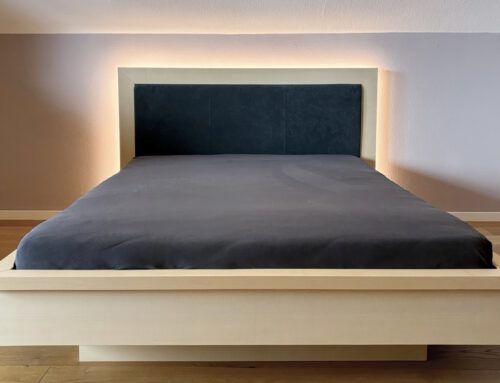 Bett in Esche furniert und lackiert, Kopfteil mit Polsterplatte aus Alcantara Stoff