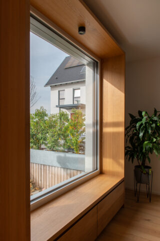 Sitzfenster in Eiche furniert und lackiert mit Beleuchtung und Schubladenauszügen