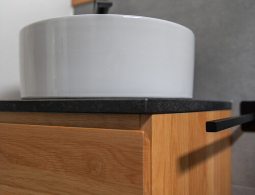 Badschrank in Eiche mit Griffmulde