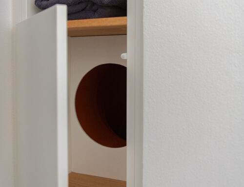 Regal mit integriertem Wäscheeinwurf