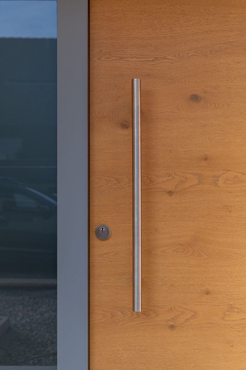 Haustüre mit Seitenteil, Dezenter Griff, Motorschloss und Mehrfachverriegelung