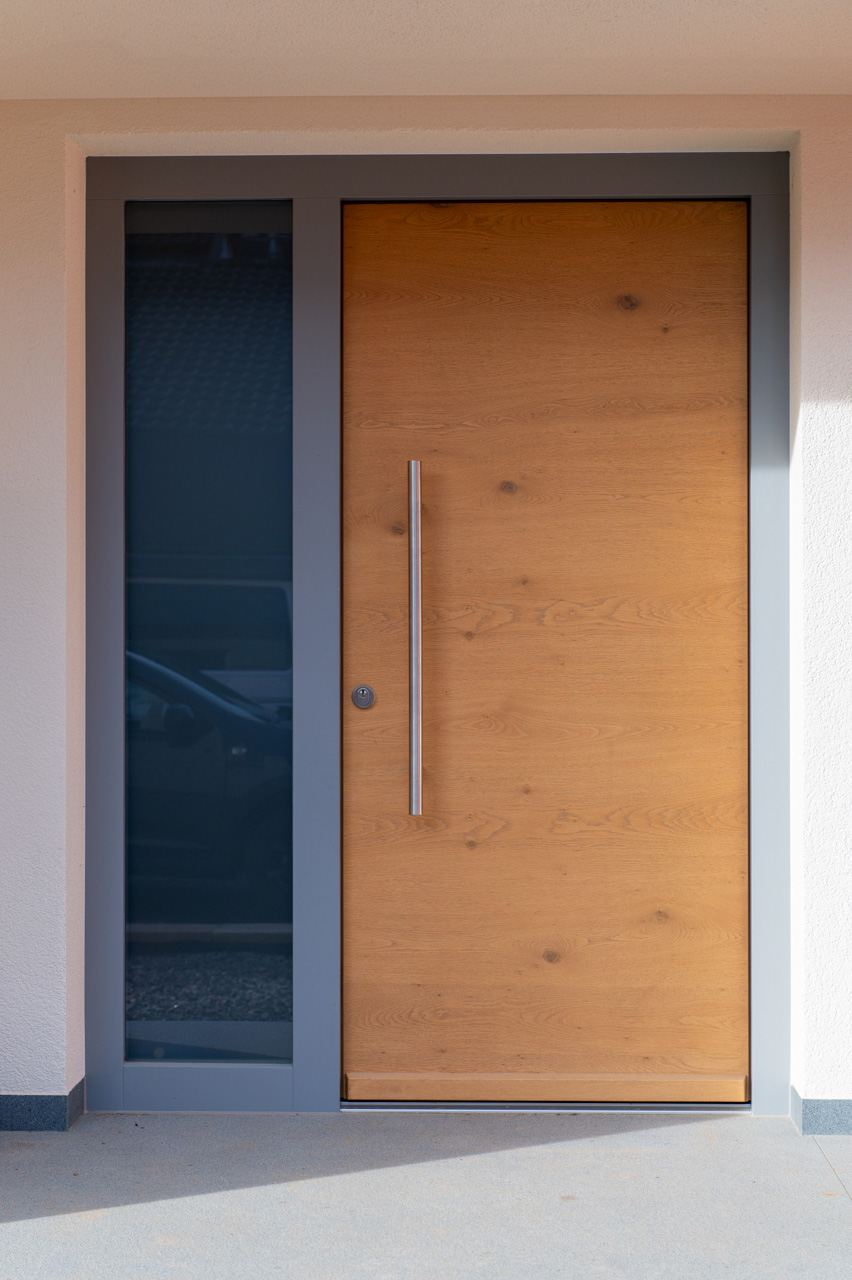 Haustüre in Eiche mit Seitenteil, Motorschloss und Mehrfachverriegelung, Einbaurahmen in Metallic lackiert
