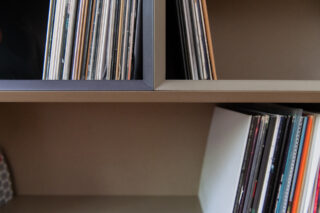 Individuell gefertigtes Plattenregal in Kirschbaumfurnier, Innenmodul Valchromat schwarz und khaki