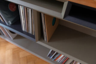 Individuell gefertigtes Plattenregal Kirschbaumfurnier, Innenmodule in Valchromat schwarz und khaki