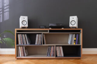 Individuell gefertigtes Plattenregal Kirschbaumfurnier, Valchromat Gesamtansicht