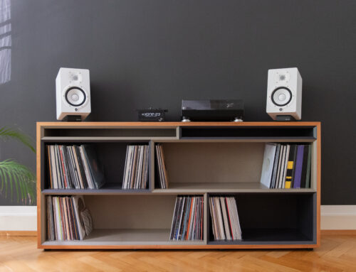 Record Shelf Kirschbaumfurnier und Valchromat