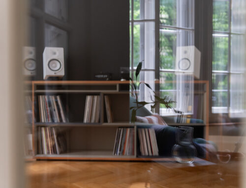 Record Shelf Kirschbaumfurnier und Valchromat Wohnraum