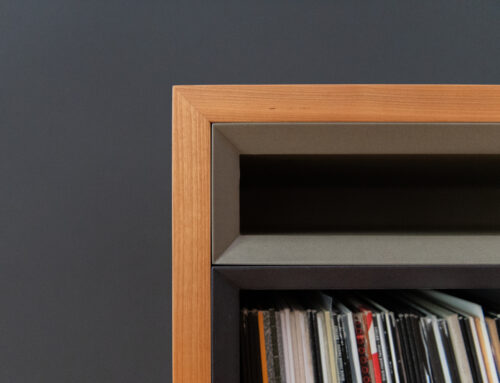 Record Shelf furniert in Kirschbaum, Innenmodule aus Valchromat schwarz und khaki